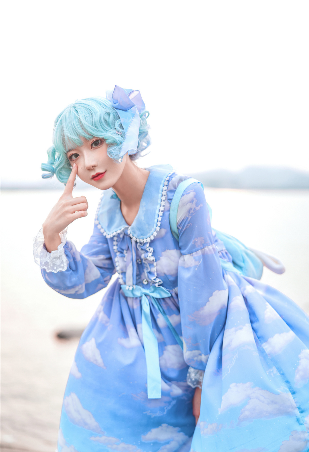 图片[1]-阿包也是兔娘《lolita蓝裙》海滩自拍，清新海风唤起夏日微风-风格子
